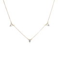 Elegante goldene Halskette mit drei herzförmigen Micro-Pave Zirkonia-Anhängern - Gold & Weißer Diamant