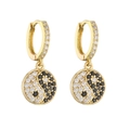 Détail de boucles d'oreilles créoles dorées avec pendentif Tai Chi Yin Yang en oxydes de zirconium - Pendentif Tai Chi en Strass Noir et Blanc