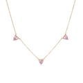 Goldene Halskette mit drei rosa herzförmigen Zirkonia-Steinen auf weißem Hintergrund - Gold Rosa Zirkonia
