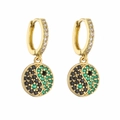 Détail de créoles dorées avec pendentifs yin yang et zircons verts sertis micro-pavé - Pendentif Tai Chi en Strass Vert et Noir