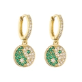 Vue détaillée de boucles d'oreilles dorées avec zircons et pendentifs Yin Yang verts - Pendentif Tai Chi en Strass Blanc et Vert