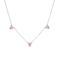 Detail der Silberhalskette mit drei funkelnden rosa Herz-Zirkon-Anhängern im Fokus - Silber Rosa Zirkonia