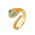 Dettaglio anello serpente dorato con zirconi, occhi verdi e smalto giallo vivace - Misura Aperta Regolabile / Arancione