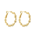 Détails de gros plan sur les boucles d'oreilles créoles torsadées dorées à l'or 18 carats - Petite Créole Torsion en Spirale / Or