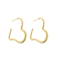 Boucles d'oreilles cœur géométriques plaquées or 18 carats avec texture sur fond blanc - Créoles en Cœur Irrégulières Rayées / Or