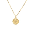 Primer plano del colgante dorado con diseño de sol y serpiente en relieve con microcirconitas - Serpiente