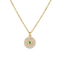 Vista detallada de collar dorado con colgante de ojo con circonitas y piedra central verde - Ojo Turco Verde