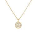 Detalle de collar dorado con colgante de cara sonriente y circonitas sobre fondo blanco puro - Cara Sonriente Blanca