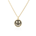 Vista detallada de un collar de cobre dorado con un colgante de smiley de circonitas negras - Cara Sonriente Negra