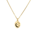Detalle de un collar dorado con colgante de moneda con motivos de luna y estrellas - Luna Negra Estrella Blanca