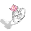 Macro detail van zilveren ring met vierkante roze en witte zirkonia stenen - Dubbele Hoofdsteen Naast Elkaar Stijl / Zilver Roze Vierkant Zirconia