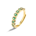 Detailopname van een verstelbare gouden ring met acht ronde groene zirkonia-stenen - Goud Groen Ronde Rij Stenen