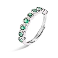 Detail van zilveren verstelbare ring met zeven ronde groene zirkonia stenen in kastzetting - Zilver Groen Ronde Rij Stenen