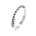 Detailopname van zilveren ring met een halve cirkel van rond geslepen groene zirkoon - Zilver Groen Hart Rij Stenen