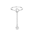 Detail van zilveren hartring met een bungelende Hamsa-hand hanger en zirkoonsteen - Zilveren Hamsa Hand