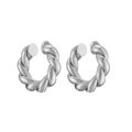 Détail de bagues d'oreilles argentées en forme de C avec texture de corde torsadée - Tresse torsadée / Or blanc