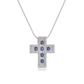 Detailansicht Kreuzanhänger in Silber mit blauen Rundsteinen und Pavé-Besatz aus Kristallen - Platin Blau Zirkonia
