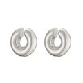 Gros plan de boucles d'oreilles C en argent poli au design métallique minimaliste - Forme C Lisse / Or blanc