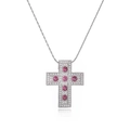 Nahaufnahme des Kreuzanhängers mit rosa Edelsteinen und weißem Zirkonia-Pavé-Besatz - Platiniert Rosaroter Zirkonia