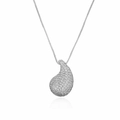 Nahaufnahme der Tropfen-Halskette mit Zirkonia und filigraner silberner Box-Kette - Platin Halskette / Platin Weiß Zirkonia