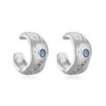 Dettaglio macro del polsino per orecchie a C con texture lava e gemme colorate - Ear Cuff con Zirconia Multicolor / Oro bianco
