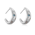 Dettaglio orecchini a cerchio C in argento con texture martellata e zirconi multicolori - Orecchini a Bottone con Zirconia Multicolor / Oro bianco