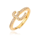 Gedetailleerde close-up van een gouden verstelbare ring met een sprankelende zirkoon letter J - Goud Stijl D