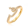 Detail van een verstelbare gouden ring met sprankelende zirkonia in gebogen design - Goud Letter H