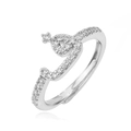 Macro-opname van zilverkleurige Arabische letter ring met zirkonia en kroondetail - Zilver Stijl H