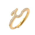 Detail van goudkleurige Arabische letterring met zirkonia en verstelbare open ringband - Goud Letter I