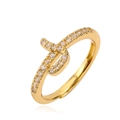 Detailopname van gouden Arabische letterring met glinsterende gezette zirkoniasteen - Goud Letter K
