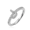 Detailopname van de zilveren ring met pavé-gezette zirkonia en een geknoopt ontwerp - Zilver Stijl K