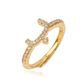 Macro-opname van verstelbare vergulde ring met glinsterende pavé kristallen takjes - Goud Letter M