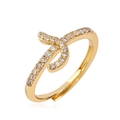 Detail van een verstelbare gouden ring met een strikontwerp gezet met heldere zirkonia's - Goud Letter N