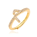Macro-opname van een vergulde ring met Arabische letter A, zirkonia en verstelbare band - Goud Letter O