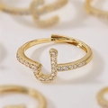 Macroweergave van verstelbare 18K gouden ring letter J met fonkelende zirkonia versiering - Goud Letter P
