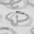 Detail van verstelbare zilveren ring met letter J en schitterende zirkonia-stenen - Zilver Stijl P