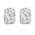 Dettaglio di orecchini geometrici in argento con texture metallica a onde - Stile D Argento