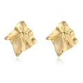 Vista macro di orecchini geometrici in oro 18K con finitura a trama pieghettata e ondulata - Tipo F Oro