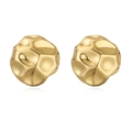 Dettaglio di orecchini a lobo rotondi placcati oro 18K con finitura a texture martellata - Stile H Oro