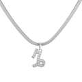 Macro-opname van zilveren slangenketting met fonkelende Steenbok sterrenbeeld hanger - Steenbok / Witgoud