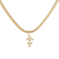 Detailopname van Boogschutter sterrenbeeld hanger met zirkonia aan gouden slangenketting - Boogschutter / Goud