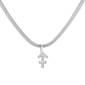 Macro-opname van zilveren Boogschutter hanger met zirkonia op een platte slangenketting - Boogschutter / Witgoud