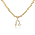 Detail van een gouden slangenketting met Leeuw sterrenbeeld hanger en ingelegde zirkoon - Leeuw / Goud