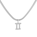 Macro-opname van zilveren Tweelingen-hanger met kristallen op een platte slangenketting - Tweelingen / Witgoud