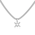 Detail van zilveren slangenketting met geometrische kruishanger en witte zirkonia's - Waterman / Witgoud