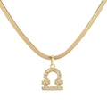 Macro-opname van de gouden Weegschaal hanger met kristallen op platte slangenketting - Weegschaal / Goud