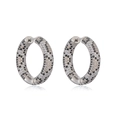 Detaillierte Makroansicht silberner Creolen mit Leopardenmuster und glitzerndem Zirkonia - Leoparden Champagner Zirkonia Creolen / Silber Stil A Champagner Zirkonia Paar