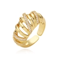 Vista macro del anillo cruzado dorado hueco con piedras de circonita y detalles en capas - Anillo Croissant Dorado Strass