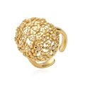 Detalle de los intrincados patrones de flores huecas bañadas en oro y piedras de circonia - Anillo Flor Calada Dorado Strass